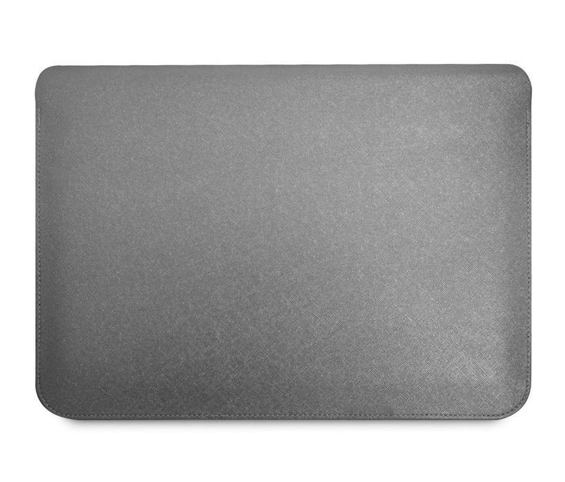 Obal Guess Saffiano Triangle Metal Logo pro MacBook 16" - stříbrný - iSTYLE CZ