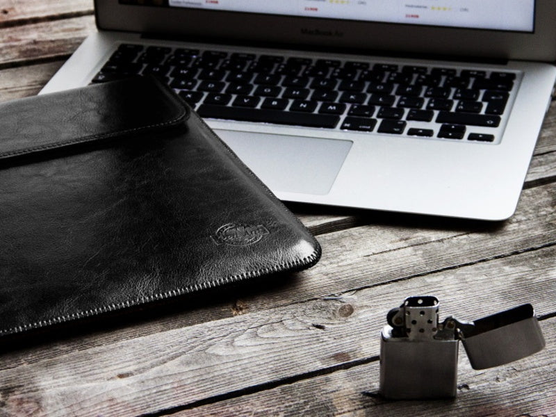 Obal na MacBook Pro 15 " Red Ant Whiskey Aroma - černý - iSTYLE CZ