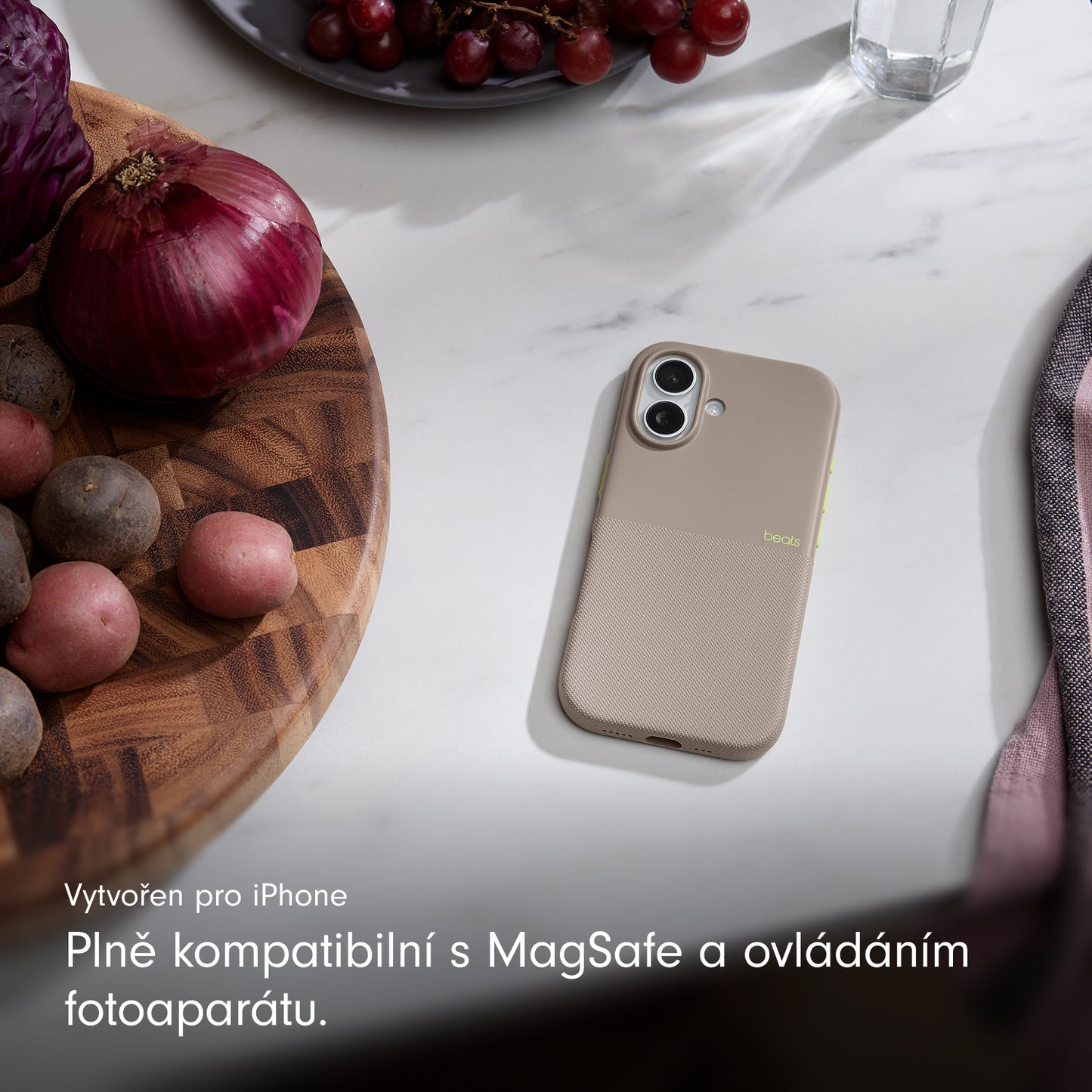 Odolný kryt pro iPhone 17 s Beats MagSafe a ovladačem fotoaparátu - alpsky šedý - iSTYLE CZ