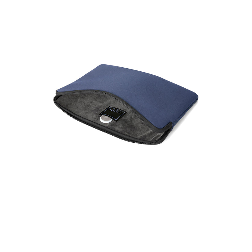 Obal pro MacBook Pro 14“/Air 13,6“ Pipetto Classic Fit Sleeve - tmavě modrý - iSTYLE CZ