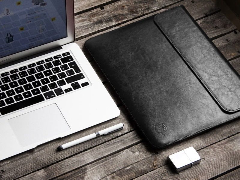 Obal na MacBook Pro 13" M2 Red Ant Whiskey Aroma - černý - iSTYLE CZ