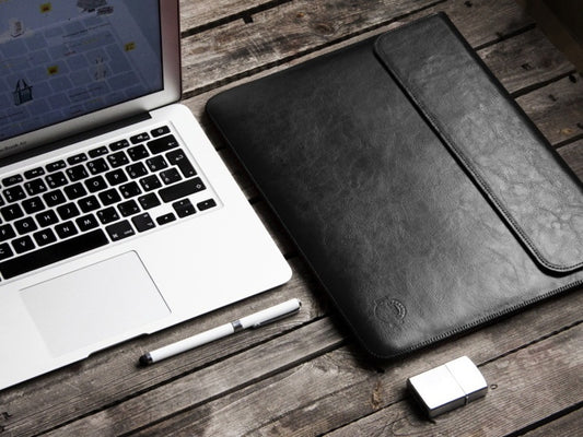 Obal na MacBook Pro 13 / Air Retina Red Ant Whiskey Aroma - černý - iSTYLE CZ