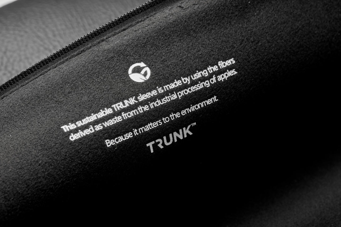Pouzdro pro MacBook 13" Trunk Apple Peel Sleeve - černé - iSTYLE CZ